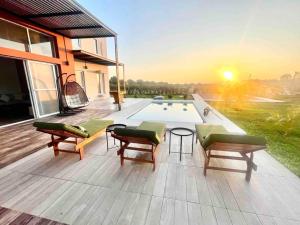 イカにあるLa Finca Icaの家の中のベンチとプールのあるデッキ
