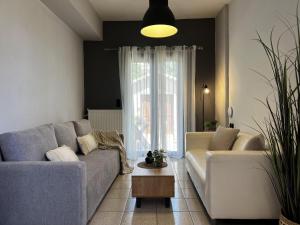 Χώρος καθιστικού στο Sunny Garden Apartment