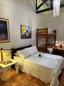 um quarto com uma cama grande e uma mesa em Fazenda Lagoinha em Chapada dos Guimarães