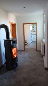 einen Holzofen in einem Zimmer mit Flur in der Unterkunft Ferienwohnung Saalfeld - Sommerfrische Burkersdorf in Saalfeld + 9 Fotos