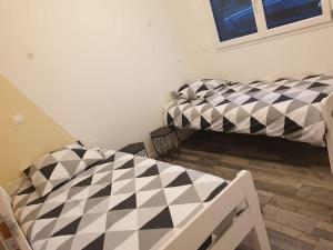 Ένα ή περισσότερα κρεβάτια σε δωμάτιο στο Maison bois récente