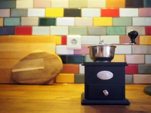 einen Mixer auf einem Tisch mit einer Schüssel darüber in der Unterkunft Ferienhaus mit Sauna "Waldrausch" - An der Rehwiese 1 RE01 in Sögel