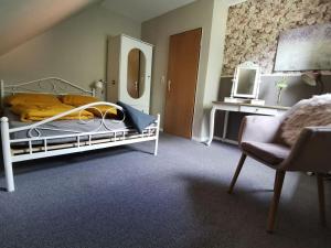 Ein Bett oder Betten in einem Zimmer der Unterkunft Ferienhaus mit Sauna "Waldrausch" - An der Rehwiese 1 RE01