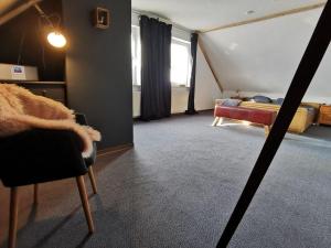 Ein Bett oder Betten in einem Zimmer der Unterkunft Ferienhaus mit Sauna "Waldrausch" - An der Rehwiese 1 RE01