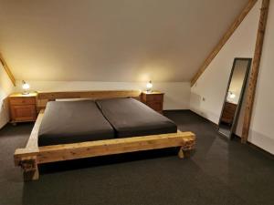 Ein Bett oder Betten in einem Zimmer der Unterkunft Ferienhaus mit Sauna "Waldrausch" - An der Rehwiese 1 RE01