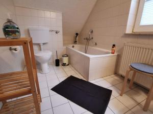 Ein Badezimmer in der Unterkunft Ferienhaus mit Sauna "Waldrausch" - An der Rehwiese 1 RE01