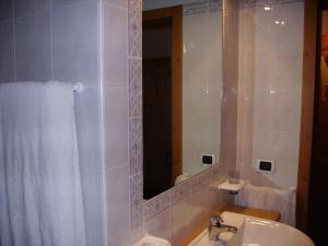 La salle de bains est pourvue d'un lavabo et d'un miroir. dans l'établissement Villa Ilaria, à Caderzone Terme