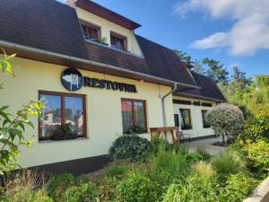 un edificio con un cartello sul lato di Hotel Restovna a Jíloviště