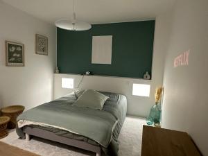 Maison des ambans chambres d'hotes hypercentre 200m de la gare et petit dejeuner inclus客房内的一张或多张床位