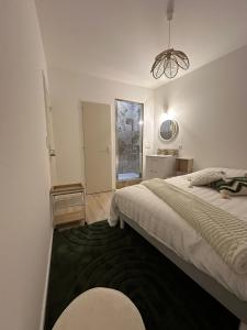 Maison des ambans chambres d'hotes hypercentre 200m de la gare et petit dejeuner inclus客房内的一张或多张床位