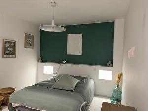 Maison des ambans chambres d'hotes hypercentre 200m de la gare et petit dejeuner inclus客房内的一张或多张床位