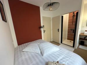 Maison des ambans chambres d'hotes hypercentre 200m de la gare et petit dejeuner inclus客房内的一张或多张床位