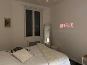 Maison des ambans chambres d'hotes hypercentre 200m de la gare et petit dejeuner inclus客房内的一张或多张床位