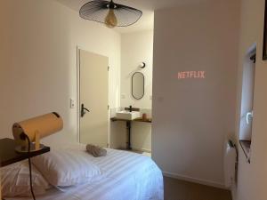 Maison des ambans chambres d'hotes hypercentre 200m de la gare et petit dejeuner inclus客房内的一张或多张床位