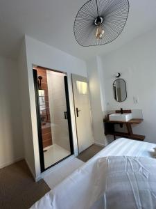 Maison des ambans chambres d'hotes hypercentre 200m de la gare et petit dejeuner inclus客房内的一张或多张床位