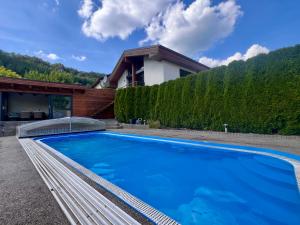 Bazén v ubytování Chalet Súľov - Pool & Sauna nebo v jeho okolí