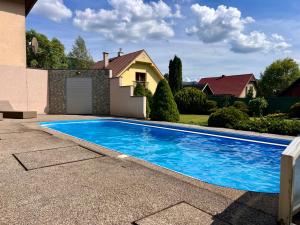 Bazén v ubytování Chalet Súľov - Pool & Sauna nebo v jeho okolí