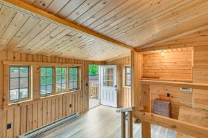 Kuchyň nebo kuchyňský kout v ubytování Pet-Friendly Boonville Apt with Deck on Main Street! + 17 fotografií