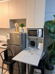 a kitchen with a table with wine glasses on it at Departamento central, Pitrufquén in Pitrufquén
