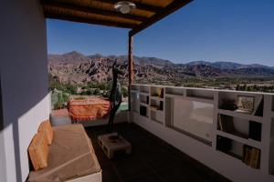 ein Wohnzimmer mit Bergblick in der Unterkunft La Llama Negra in Tilcara