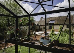 Grisy-les-PlâtresLa Cidraisy的一座温室,里面放着许多植物