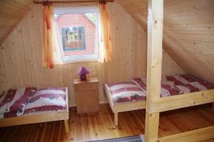 Postel nebo postele na pokoji v ubytování Domki Letniskowe "Leśny Zakątek" w Mieroszynie