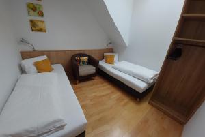 Postel nebo postele na pokoji v ubytování Penthouse Aineckblick