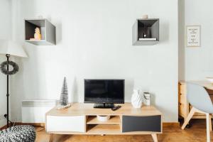 TV/trung tâm giải trí tại Appt MIAGE - 2 pièces cabine, terrasse & piscine