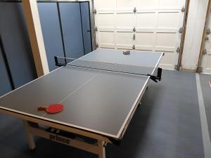 Stolný tenis v ubytovaní Pet and Family Friendly Bonney Lake Home Game Room alebo v jeho okolí