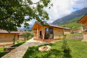 a house in the mountains with a yard at Bujtina Kapinova in Berat