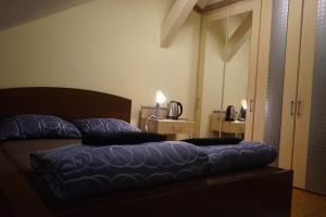 Postel nebo postele na pokoji v ubytování Schöpfwerk Hostel 10