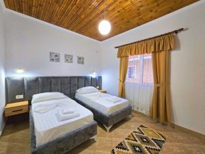 Postel nebo postele na pokoji v ubytování Enma Rooms