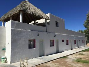 un edificio blanco con techo de paja en Catorce Capital A una HORA de Real de Catorce, en Estación Catorce