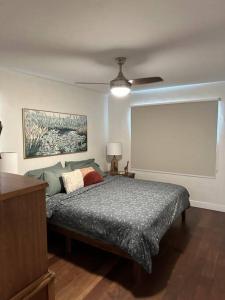 una camera da letto con un letto e una parete bianca di Memories on McKinley, Downtown, Central a Phoenix