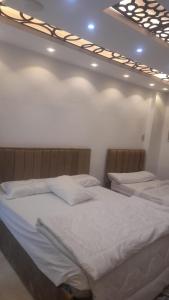 Un dormitorio con dos camas en una habitación. en استديوهات Hs 3, en El Cairo