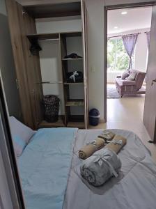 Giường trong phòng chung tại Apartamento en Cali