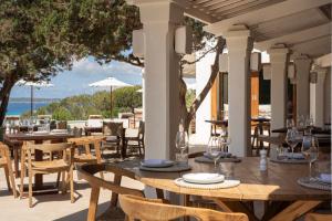Restaurace v ubytování Dunas de Formentera, a Small Luxury Hotel of the World