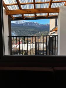 una vista desde el balcón de una casa en Departamento Mallin Azul, en El Bolsón