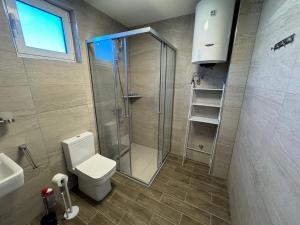 Koupelna v ubytování Adla Apartmani + 37 fotografií