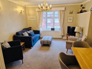 Posezení v ubytování ROCKFERRY 3 Bed Central Apartment + parking permit
