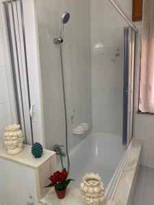 Bilik mandi di Campofelice Happy Casa