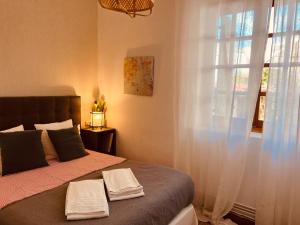 Un dormitorio con una cama con dos toallas encima. en LA MALINCHE, en Segovia