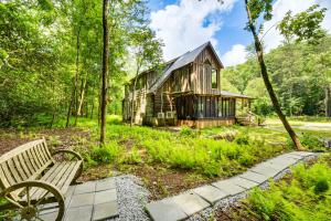 Κήπος έξω από το The Cabin at Dukes Creek with Fire Pit and Hot Tub!