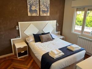 a bedroom with a bed with towels on it at Casita independiente Casa Corban in Santander