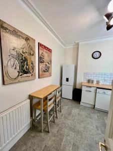Dapur atau dapur kecil di Cosy Ground Floor Apartment