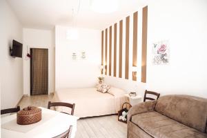 una sala de estar con una cama y un sofá en Sogno Salento monolocali, en Porto Cesareo