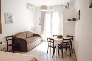 una sala de estar con un sofá y una mesa en Sogno Salento monolocali, en Porto Cesareo