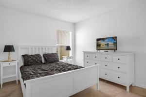 une chambre blanche avec un lit et une commode dans l'établissement 201 Hideaway at TerraVerde, à Kissimmee 34 autres photos