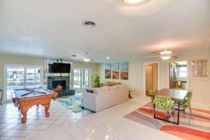 Una sala de estar con una mesa de billar y un sofá. en Sunny South Daytona Home with Pool and Grill!, en South Daytona