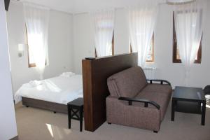 Postel nebo postele na pokoji v ubytování Trigrad Hotel